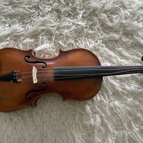 Nydelig gammel fiolin selges.