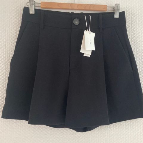 VINCE «dress» shorts i str 6