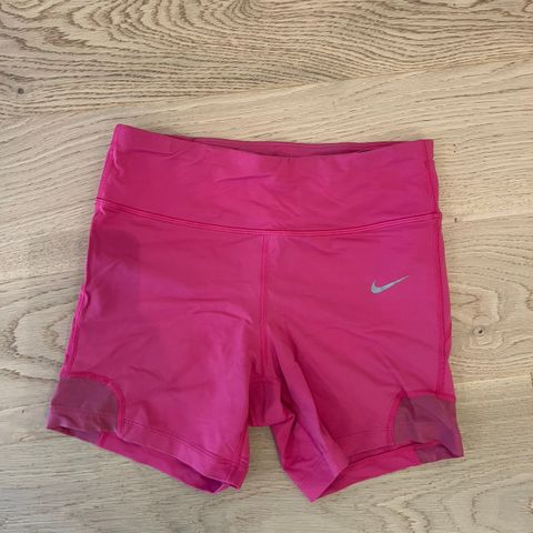 Rosa treningsshorts fra Nike