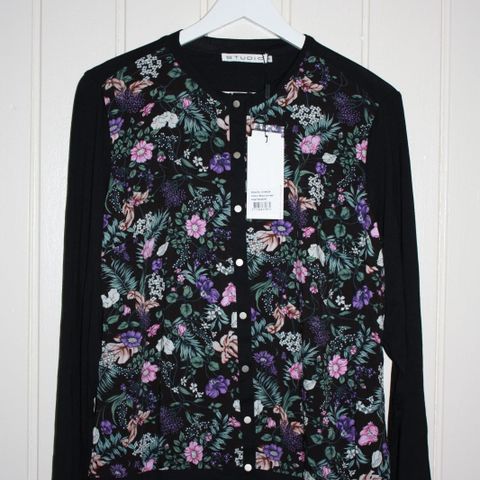 Blomstrete penbluse/-jakke med tag fra Studio Clothing str XS=38/40