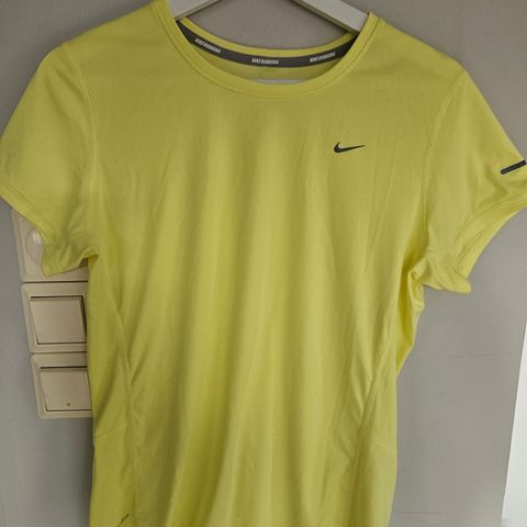 Nike dri fit - gul t skjorte