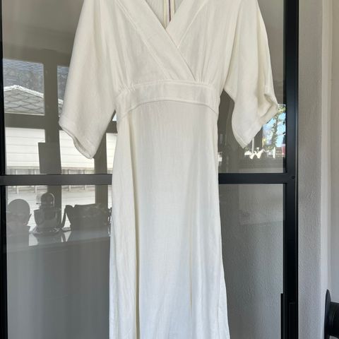 Ubrukt hvit kjole til bryllupsreise eller sommerfest