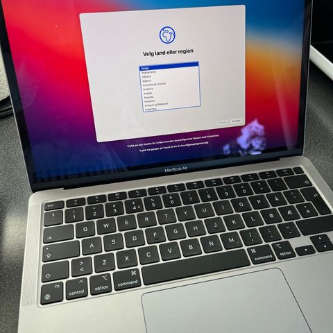 Selger 2 stk. pent brukte MacBok Air 13 (2020)  Stellargrå 7000 pr. stk.