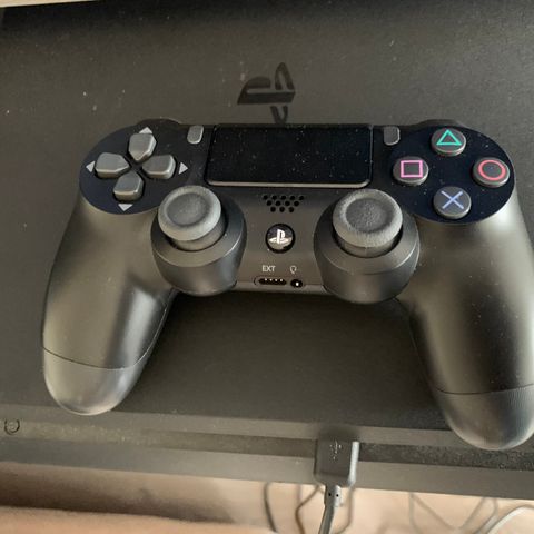 PlayStation 4 inkl en kontroller