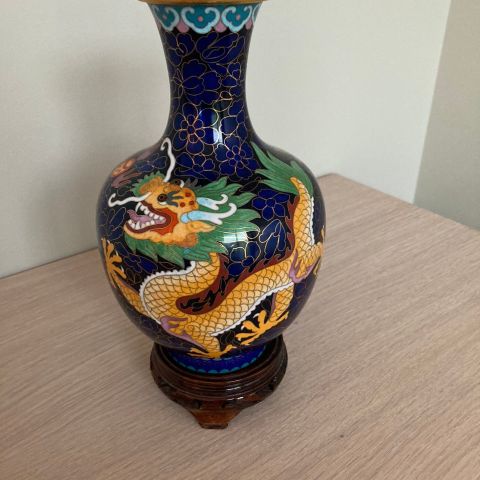 Kinesisk vase med en gul og en rød drage