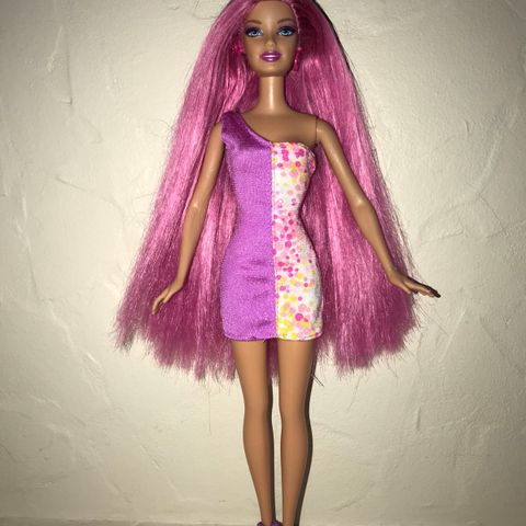 Barbie med langt rosa hår