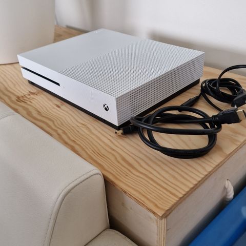 xbox one s med 7 spill uten kontroll