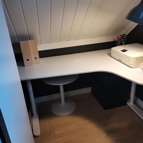 Hjørne-skrivebord fra IKEA selges