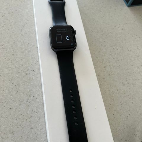 Apple Watch Series 4 42mm med eSIM + GPS svart selges billig