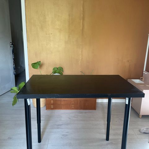 Nesten nytt IKEA Linnmon/olov skrivebord