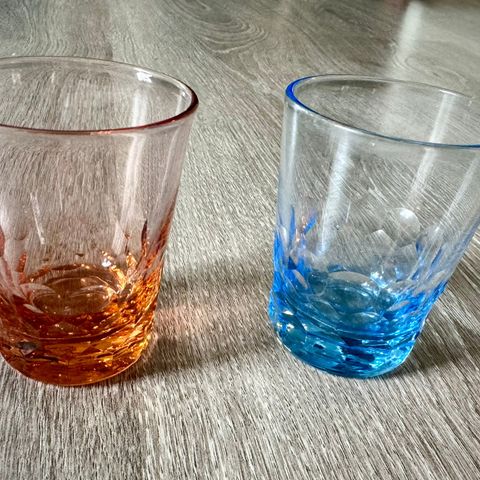 To søte Shotglass med "bobler" i farget glass