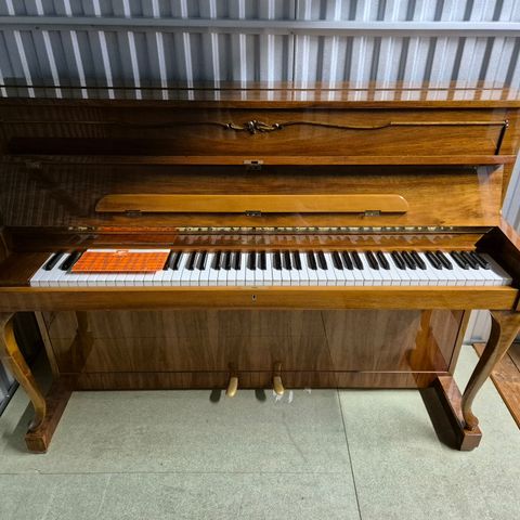 Schimmel Chippendale modell 108/10 piano selges