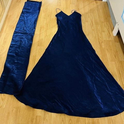 Kjole med sjal i mørk blå metallic farge. Helt ny. Str: S