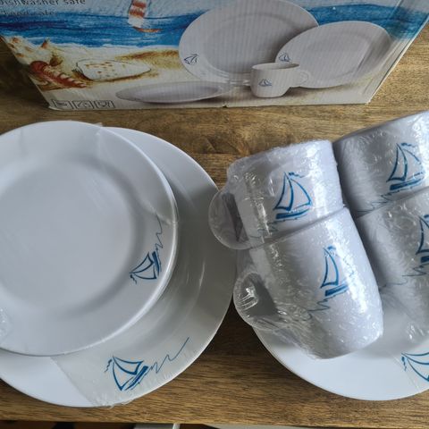 Nytt flott melamine service med et maritimt seilbåt design for 4 pers selges