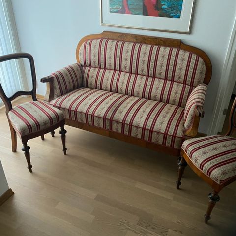 Biedermeier sofa og to stoler, pent trukket med nydelig stoff