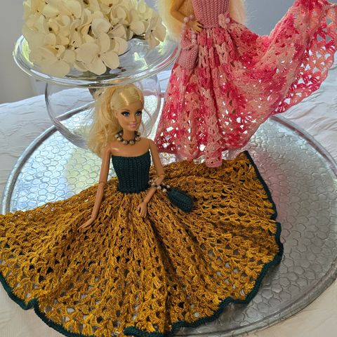 Hånd heklet unike kjoler til Barbie og klær til Ken. Flott gave!!
