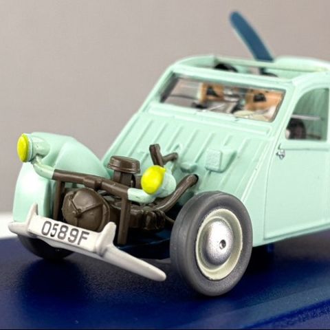 TINTIN CAR # 33 Crashed 2CV 1954. The Castafiore Emerald .  Samleobjekt.