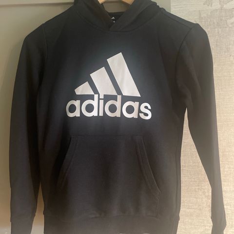 Sort Adidas hettegenser str. 140