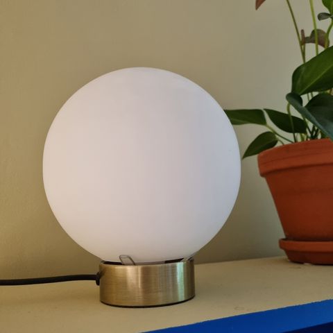 Messing/hvit bordlampe