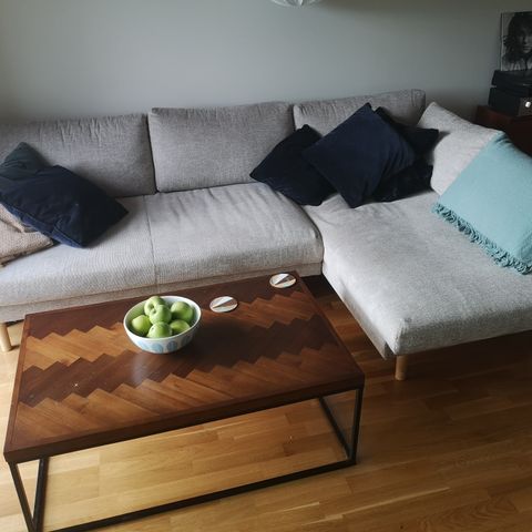 Nesten ny 2.5 seters sofa med sjeselong