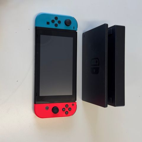 Svert lite brukt Nintendo Switch selges med tilbehør og spill