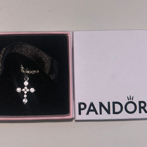 Pandora kors smykke