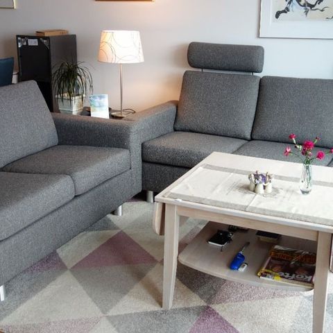 Varmgrå sofagruppe fra Hjort Knudsen 3 + 2 seter til salgs.