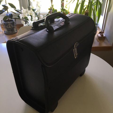 Pent brukt Samsonite «konsulent»koffert på hjul og med kodelås.