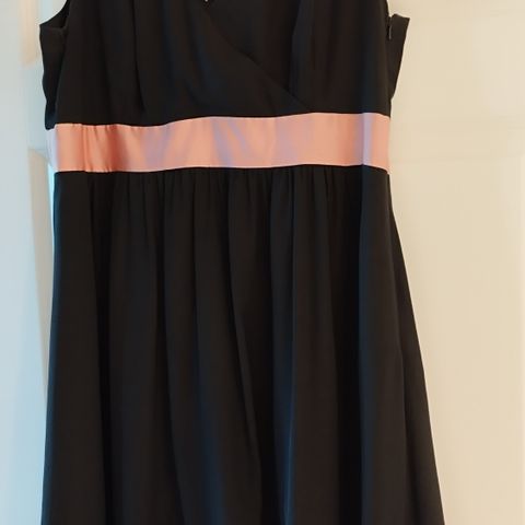 Nydelig kjole fra Monsoon, str 46, gammelrosa/sort