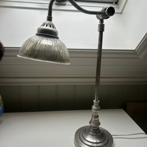 Bordlampe sølvfarget med vintagepreg
