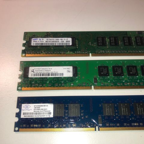 3 x 1GB PC2 minnepinner. Nanya, Samsung og Quimonda. 2 x 2Rx8 og1 1Rx8. PC2