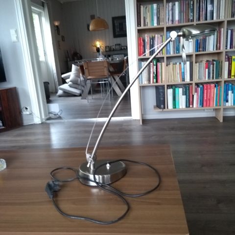 Elegant skrivebordslampe til salgs