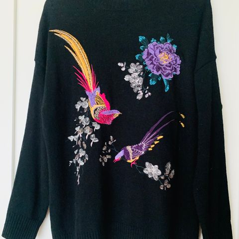 svarte genseren med broderte fugler og blomster