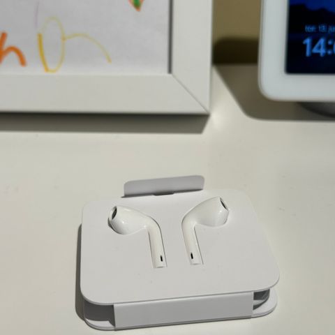 To sett med nye Apple EarPods (m/ledning). Lightning.