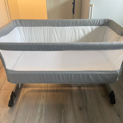 Pent brukt bedside crib seng