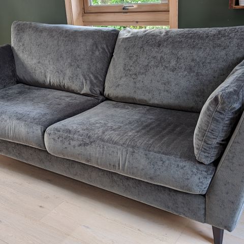 Nydelig sofa i grå velour