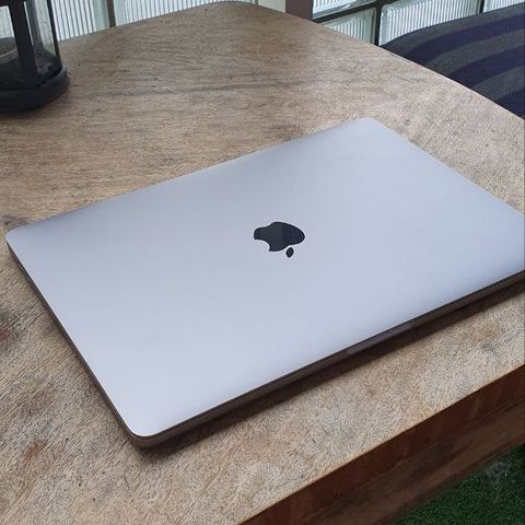 MacBook Pro "13 2019 — 256GB, i5 Quad-Core, 8GB RAM