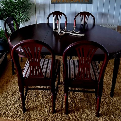 Gustavianske spisebord med 2 innlegsplate og  6 stoler selges bare 2000,-