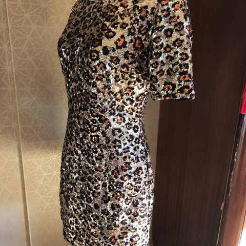 Leopard paljett kjole fra french connection