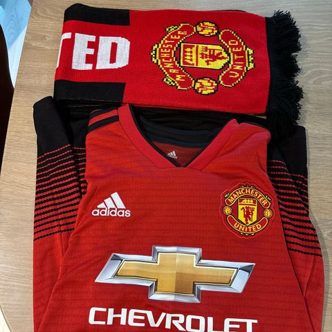 Manchester united original drakt pluss skjerf