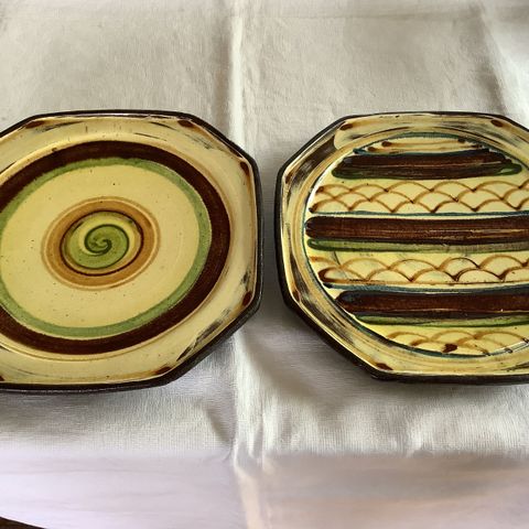 Eva von Krogh, keramikk platter, 29 x 29 cm,  fat for oppheng. Signerte