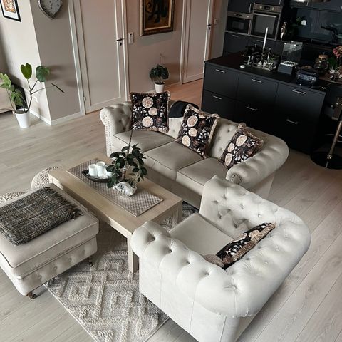 Nydelig chesterfield sofa, stol og puff
