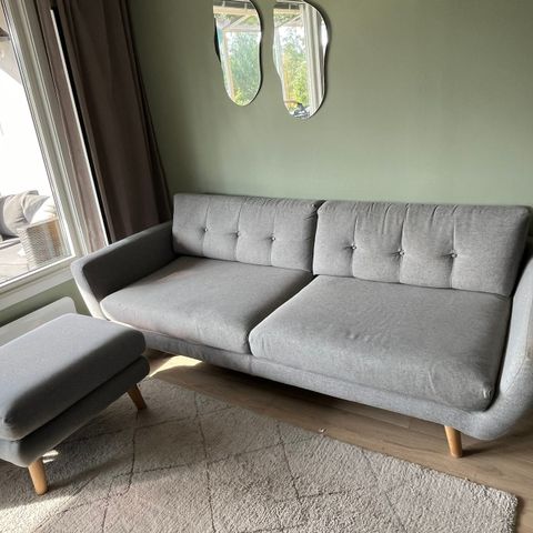 Sofa og fotskammel fra Sofacompany