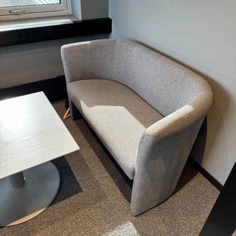 Sofa CLOSE 2-seter, og 2 stoler. stoff, mørk grå