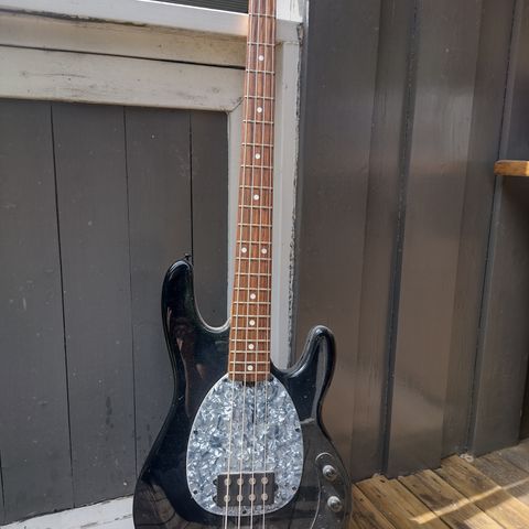 OLP Bass gitar, pent brukt i topp stand
