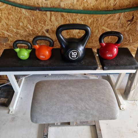 2×treningsbenk + 4,8,10,12kg kettlebells