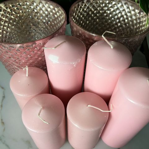 To rosa vaser og lys
