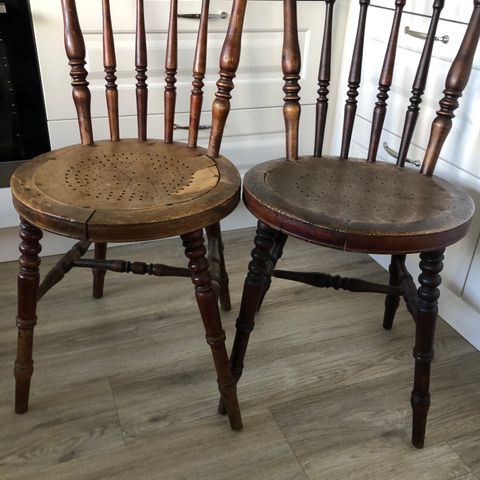 To gamle pinnestoler