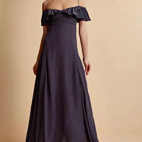 Ubrukt Satin Maxi Navy dress fra By TiMo