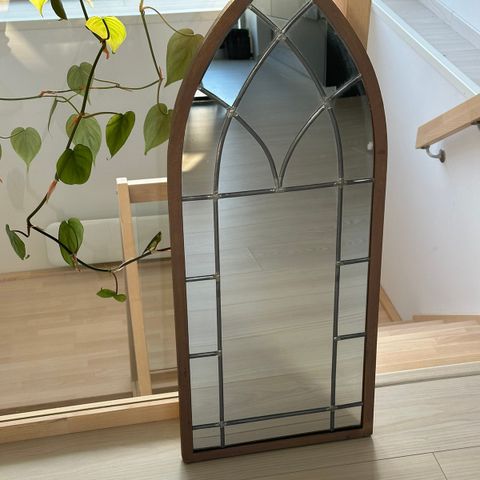 Flott gammelt speil i gotisk stil